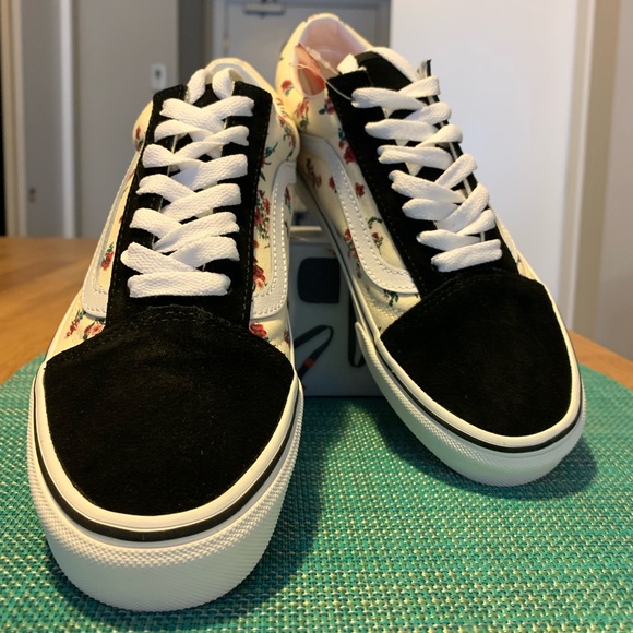 Vans Ditzy Floral White Old Skool Sneakers. Women size 6 & 6.5 & 7 - Picture 2 of 13